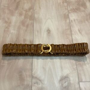 Wrinkled interlocking stretch belt